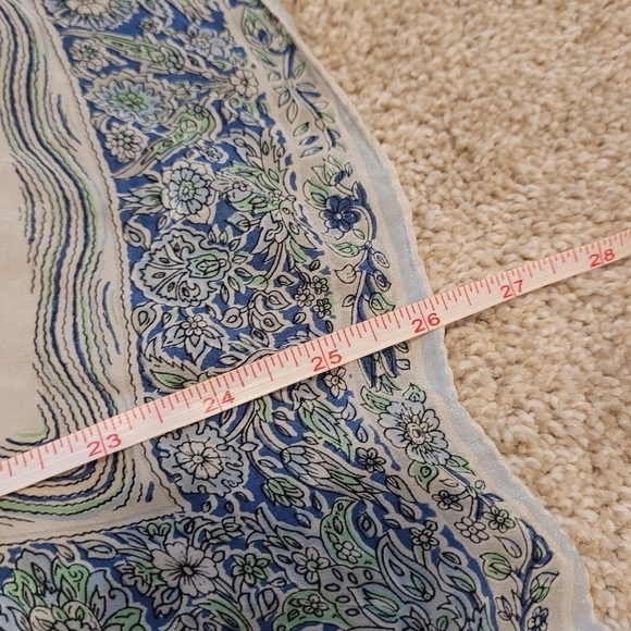 Women's Blue Floral Large Head Scarf Size 26"x26" - Picture 4 of 4